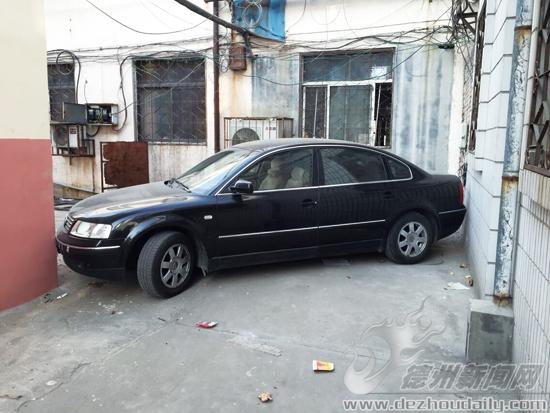 女司机开车卡在墙角