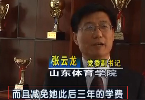 学校决定全校通报表扬陈志超拾金不昧的行为,并减免其三年学费。(视频截图)