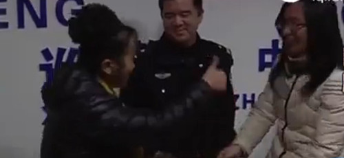 陈志超将一万现金交换失主,失主十分感激。(视频截图)