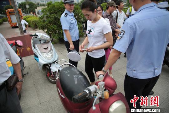 ��������1���²鴦30����綯��Υ����Ϊ