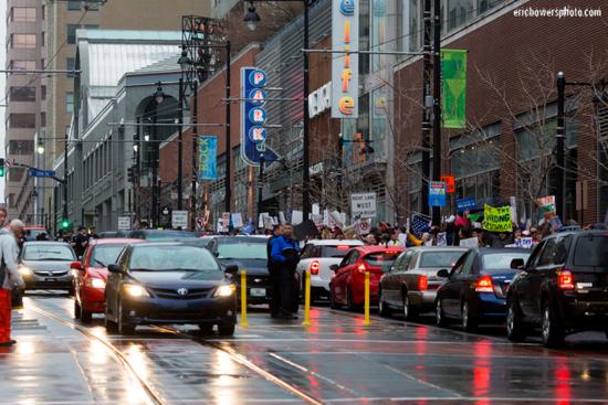 3��12�գ��ڿ���˹�ǵ������վ�ѡ���ƻ������ۼ�����ʾ���ߡ�