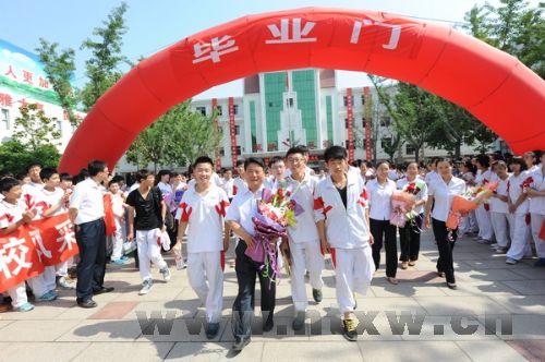 ϧ��У԰��&nbsp;�ഺ����ҵ